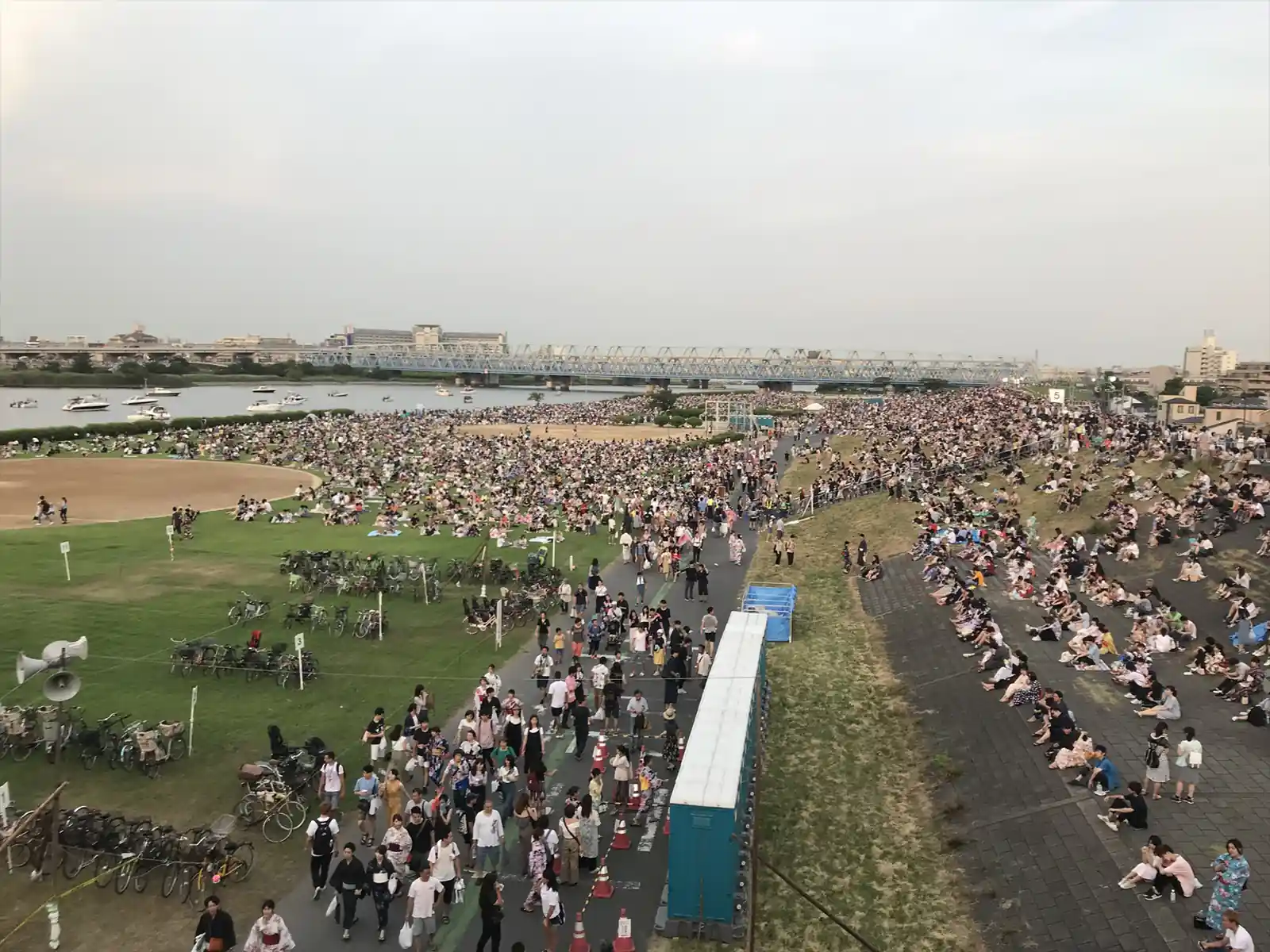 足立区花火大会の土手の人だかり