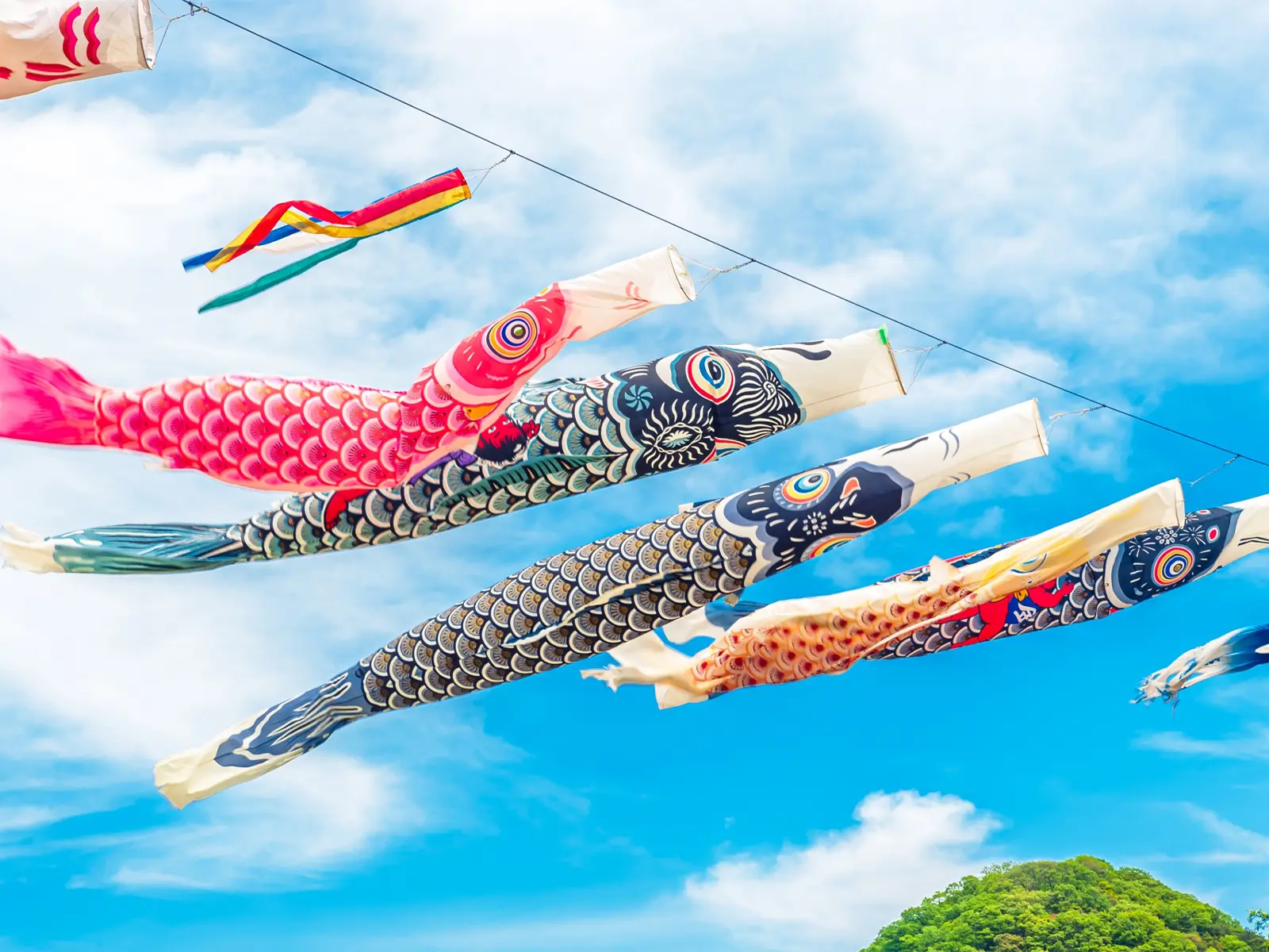 青空で泳いでいるこいのぼり