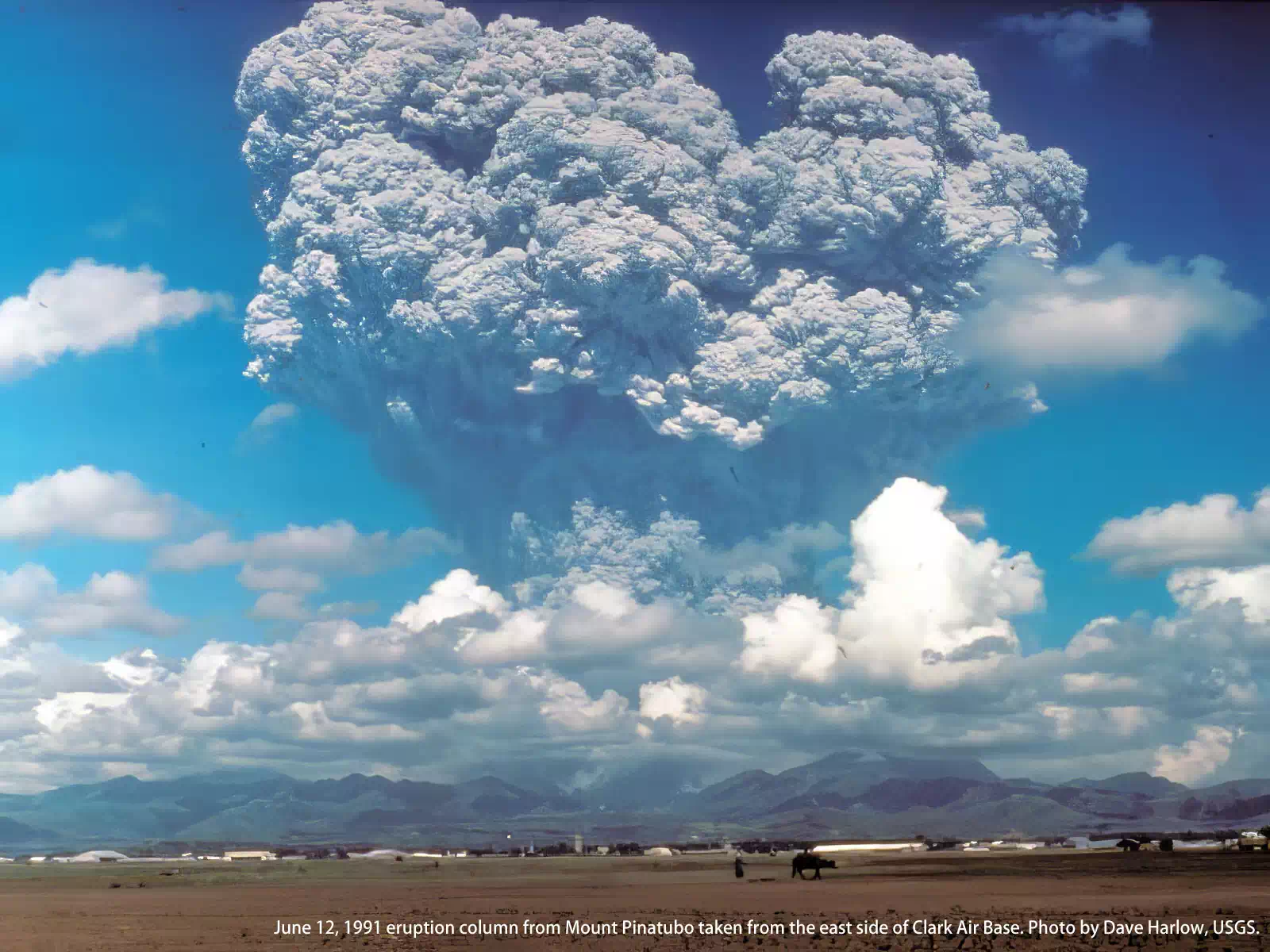 フィリピン・ピナツボ火山噴火（1991年6月9日）:June 12, 1991 eruption column from Mount Pinatubo taken from the east side of Clark Air Base. Photo by Dave Harlow, USGS.