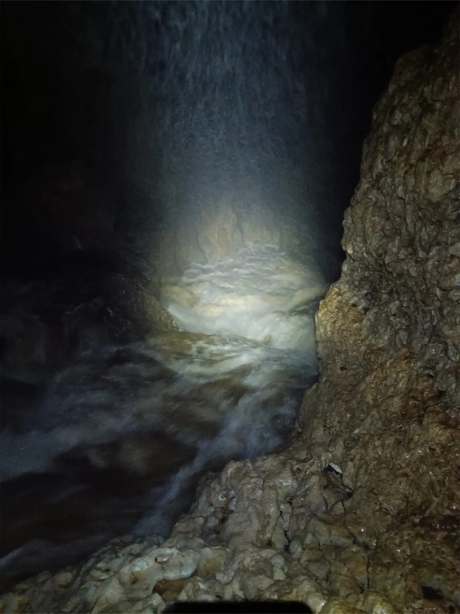 洞窟探検中の増水の様子2