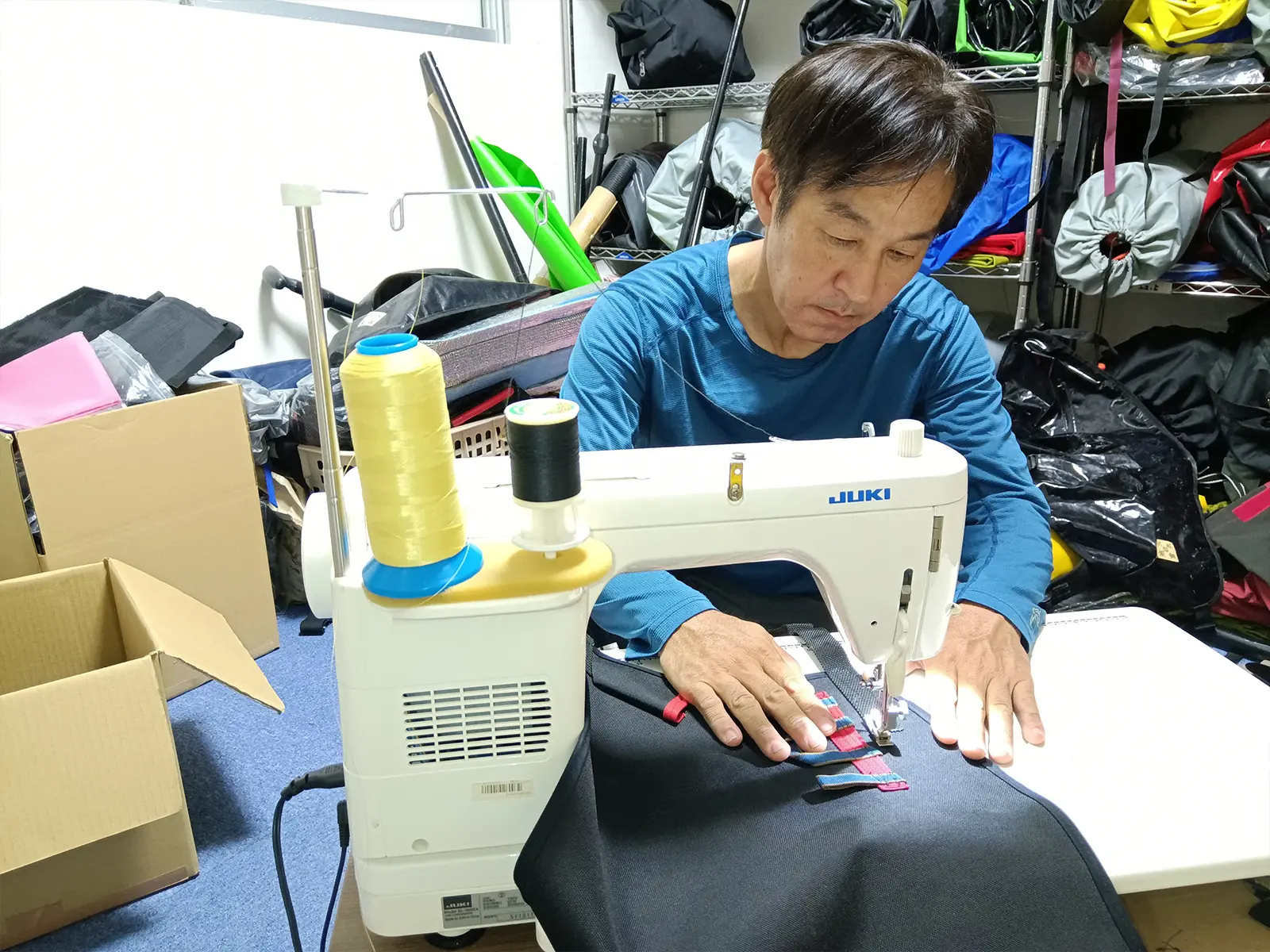 縫製作業する縣さん