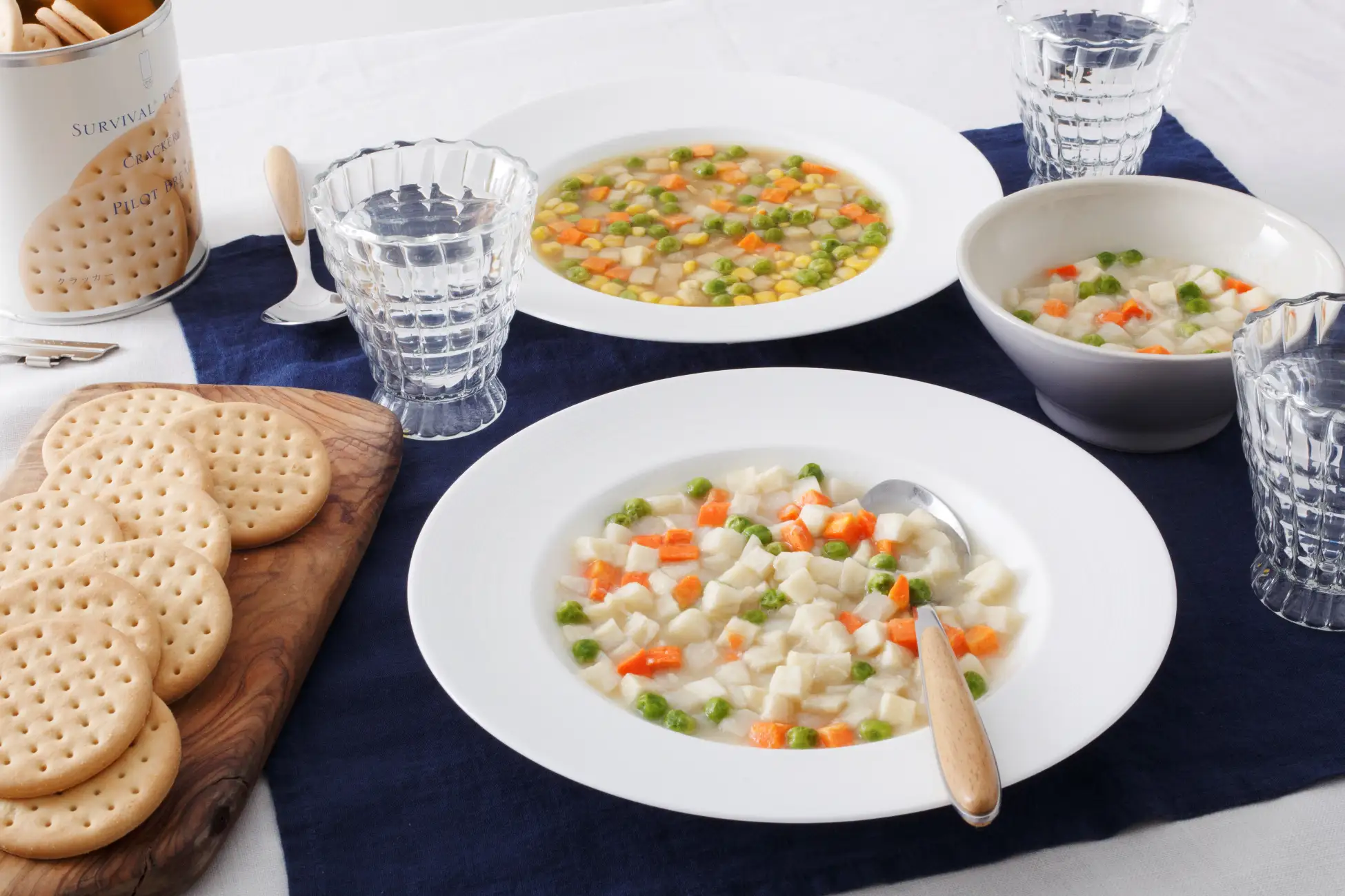 食卓に並べられたサバイバルフーズ